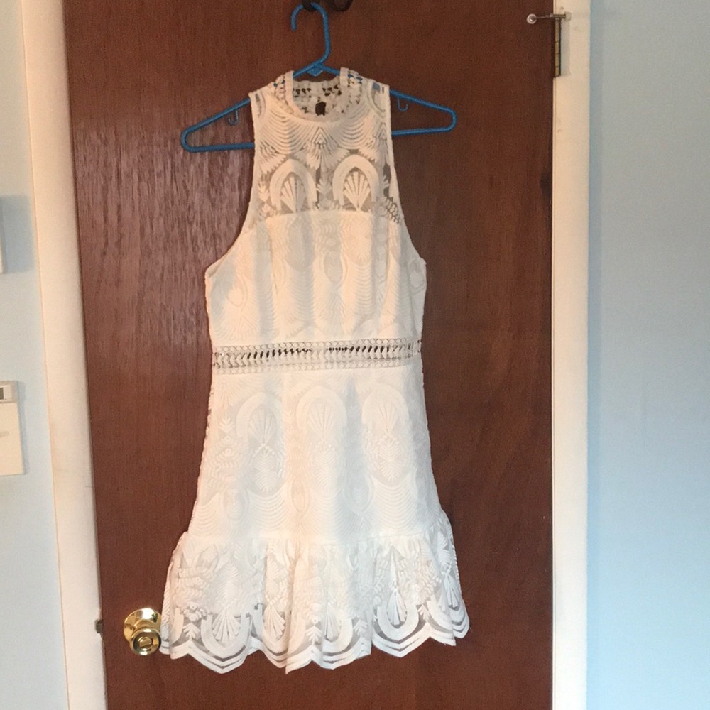 Cute white dress that comes above the knee